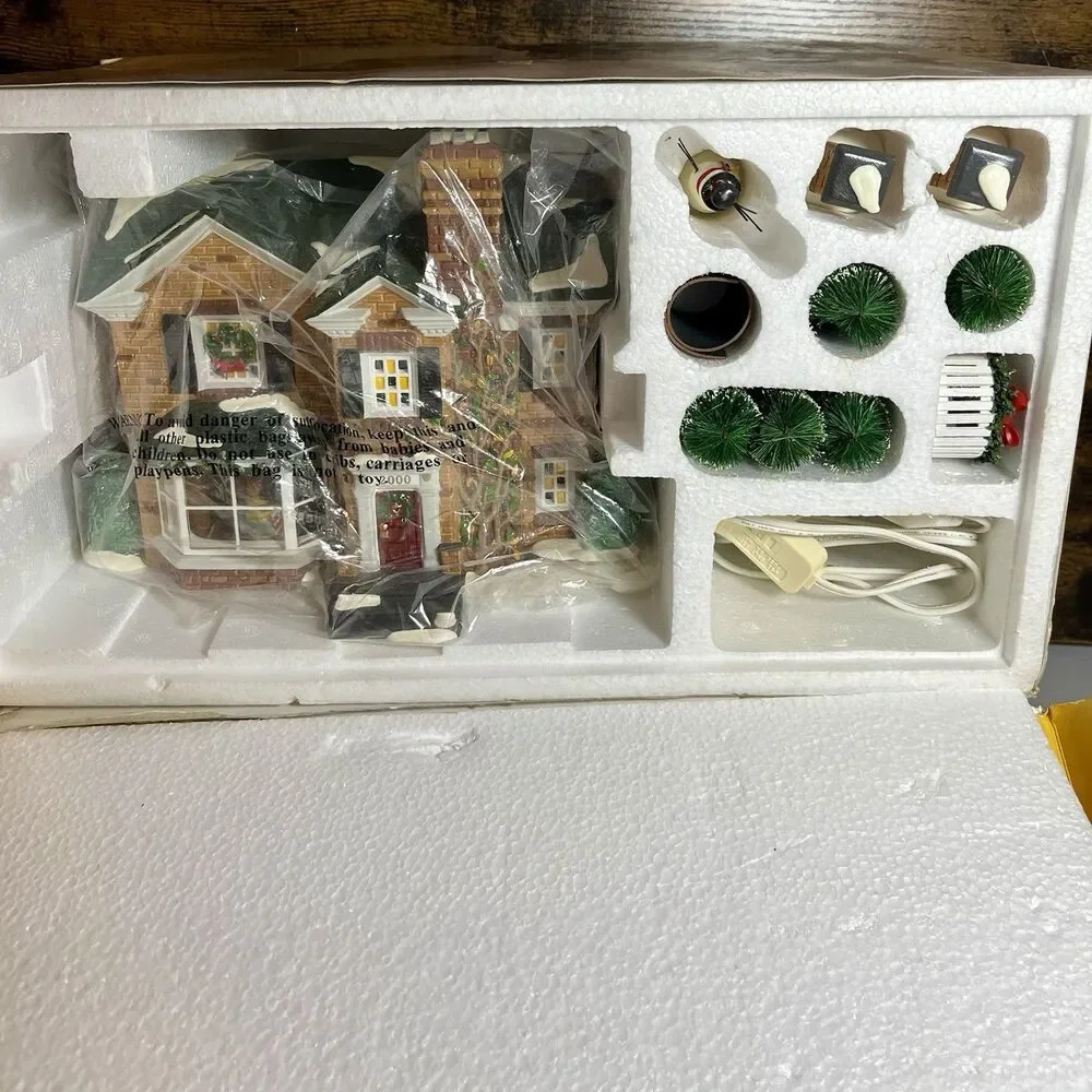 Department 56 Original Snow Village 2000 Holly Lane #54977 House w/ Box Set